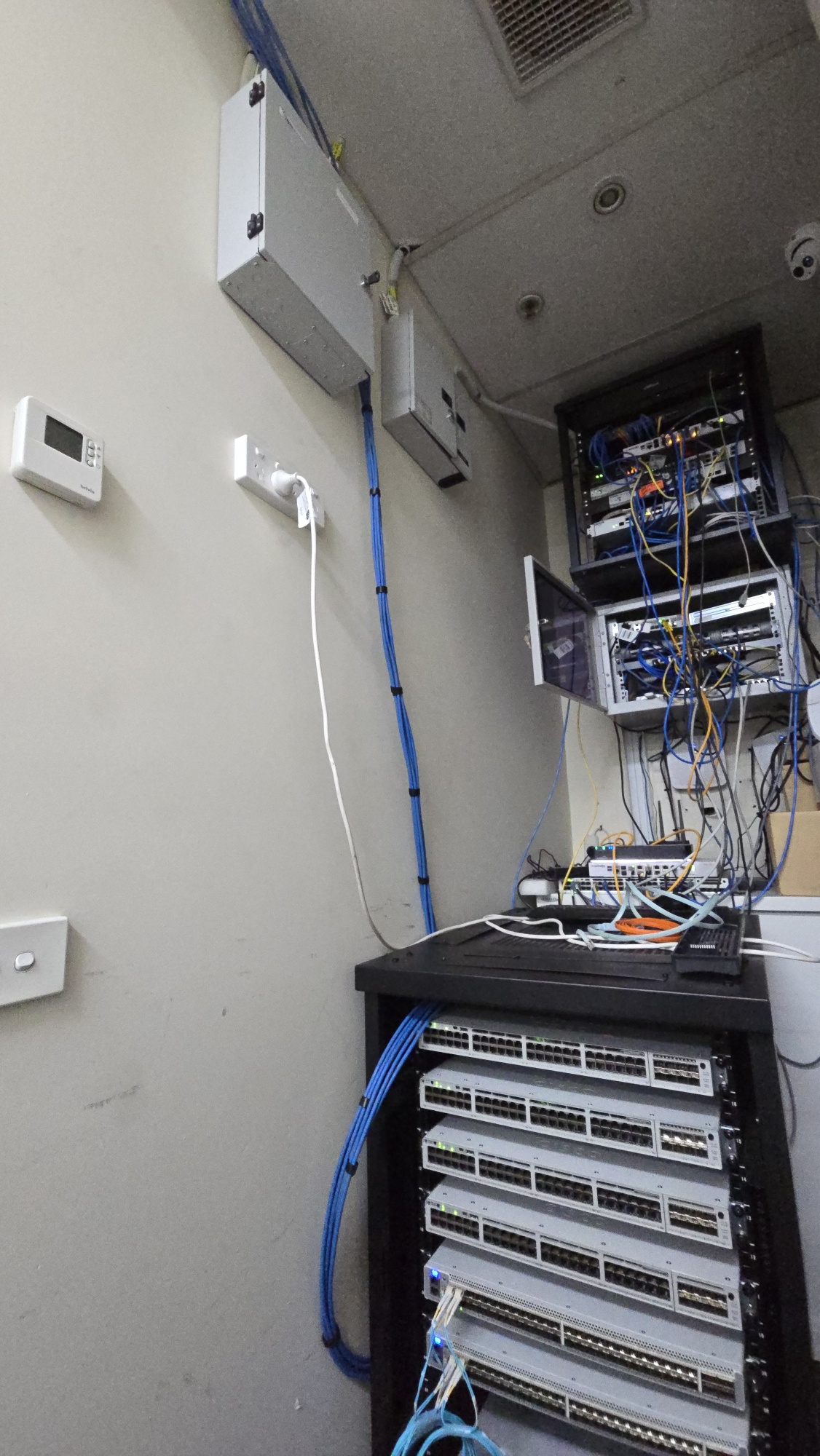 Warehouse cable tray installation